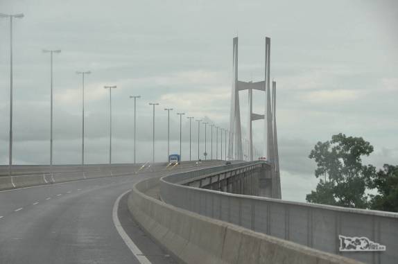 Atravessando a grande ponte sobre o rio Paraná, em Rosario, na Argentina